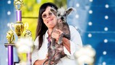 Scooter, ein 7-jähriger chinesischer Schopfhund, wird von seiner Besitzerin Linda Elmquist gehalten, nachdem er den ersten Platz im Wettbewerb um den hässlichsten Hund gewonnen hat