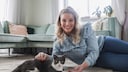 Model Angelina Kirsch und Kater Balu