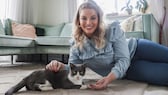 Model Angelina Kirsch und Kater Balu