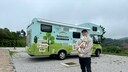 Tobias Langer mit Hündin Zelda vor dem Camper