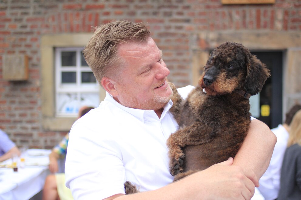 Thomas Schröder mit Pudelmischling Bärli