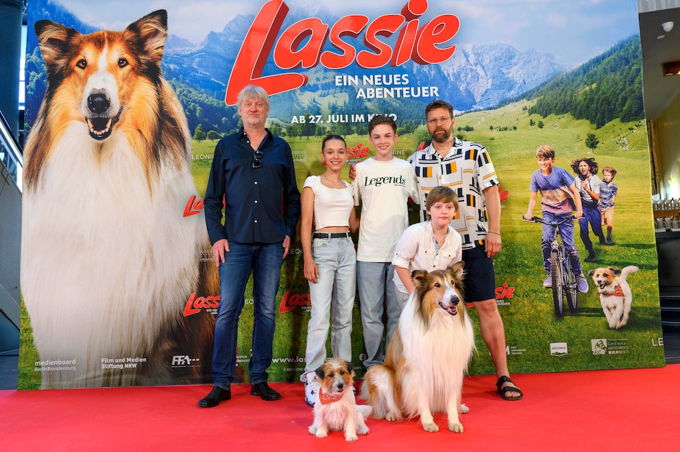 Die Schauspieler und Filmhunde bei der Filmpremiere auf dem roten Teppich in Köln