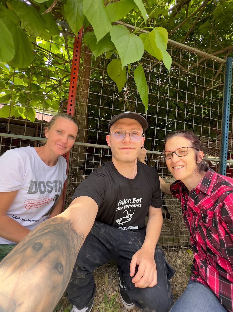 Selfie von Tobias Langer mit zwei Mitarbeiterinnen des Tierheims in Kroatien