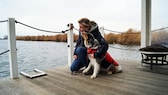 Redakteurin Manuela Liefländer mit Australien Shepherd Hailey