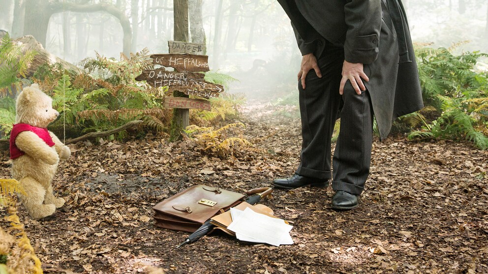Winnie Pooh und Christopher Robin (Ewan McGregor) in einem Ausschnitt aus dem Disney-Film Christopher Robin
