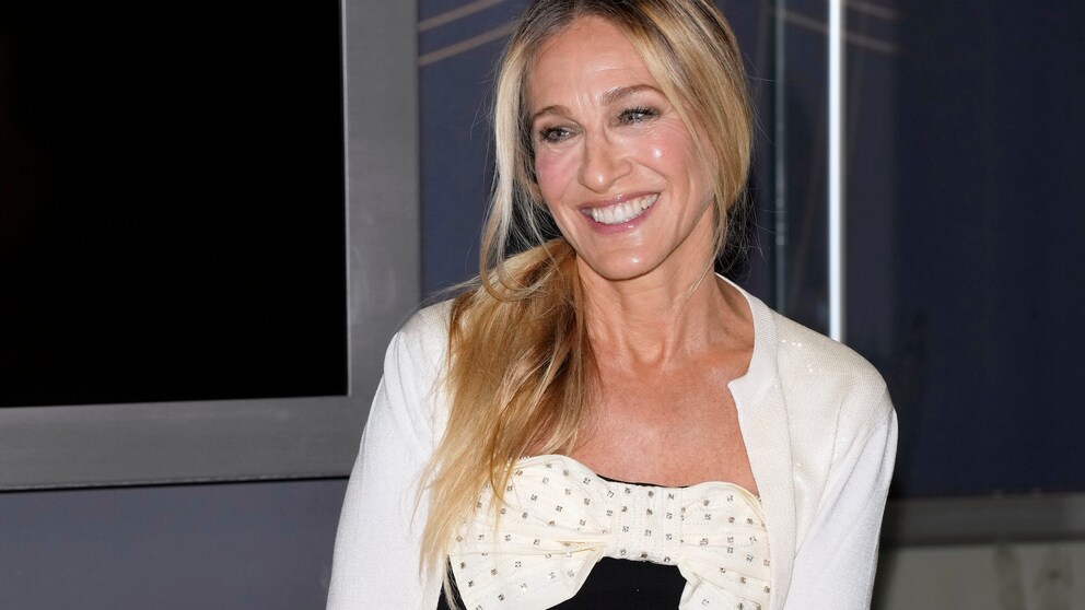 Sarah Jessica Parker steht glücklich auf dem Empire State Building