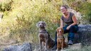 Dr. Mareike Schneider und ihrem Hündinnen Smilla (links) und Majvi (rechts). Die Biologin arbeitet seit 2016 mit ihren Artenspürhunden im Naturschutz