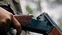 Hand eines Jägers, der ein Gewehr zum Nachladen öffnet