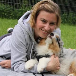 Porträtaufnahme von Autorin Manuela Lieflaender mit Hund Elvis