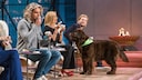 Die &bdquo;L&ouml;wen&ldquo; Nils Glagau (l.), Dagmar W&ouml;hrl und Tillman Schulz probieren &bdquo;Bello-Eis&ldquo;