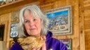 Peanut, das älteste lebende Huhn der Welt, in den Armen ihrer Halterin Marsi