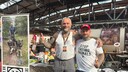Ralf Seeger mit Steve Staub, der seit fast zehn Jahren im Tierschutz arbeitet, vor dem Stand des Vereins Helden f&uuml;r Tiere auf der Tattoo-Convention Berlin 2023