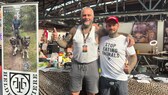 Ralf Seeger mit Steve Staub, der seit fast zehn Jahren im Tierschutz arbeitet, vor dem Stand des Vereins Helden für Tiere auf der Tattoo-Convention Berlin 2023