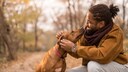 Ein Hund schaut ein wenig nach oben zu seinem Halter im Park