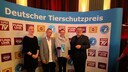 Die Bundestierschutzbeauftragte Ariane Kari(l.) und der Präsident des Deutschen Tierschutzbundes, Thomas Schröder (r.), zusammen mit Tierschutzpreisträgerin Stephanie Badura und ihrem Partner (m.)
