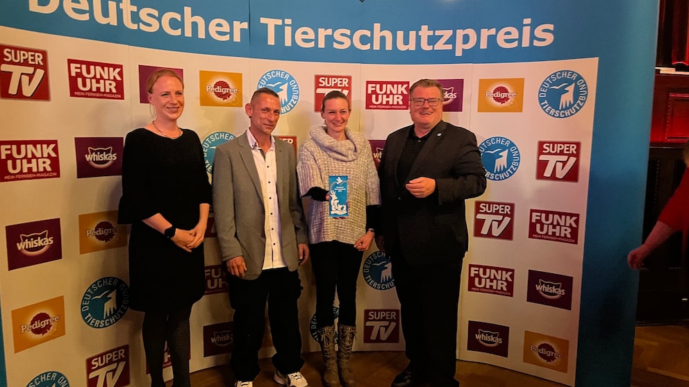 Die Bundestierschutzbeauftragte Ariane Kari(l.) und der Präsident des Deutschen Tierschutzbundes, Thomas Schröder (r.), zusammen mit Tierschutzpreisträgerin Stephanie Badura und ihrem Partner (m.)