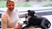 Katharina Marioth und ihr American Staffordshire Terrier Helmut. 