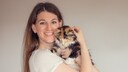 Carolin Rebmann mit ihrer blinden Katze Liah. Erst kürzlich wurde ihr Instagram-Kanal „Liah und Luna“ mit dem deutschen Petfluencer-Award in der Kategorie „Micro-Petfluencer“ ausgezeichnet.