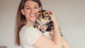 Carolin Rebmann mit ihrer blinden Katze Liah. Erst kürzlich wurde ihr Instagram-Kanal „Liah und Luna“ mit dem deutschen Petfluencer-Award in der Kategorie „Micro-Petfluencer“ ausgezeichnet. 