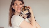 Carolin Rebmann mit ihrer blinden Katze Liah. Erst kürzlich wurde ihr Instagram-Kanal „Liah und Luna“ mit dem deutschen Petfluencer-Award in der Kategorie „Micro-Petfluencer“ ausgezeichnet.