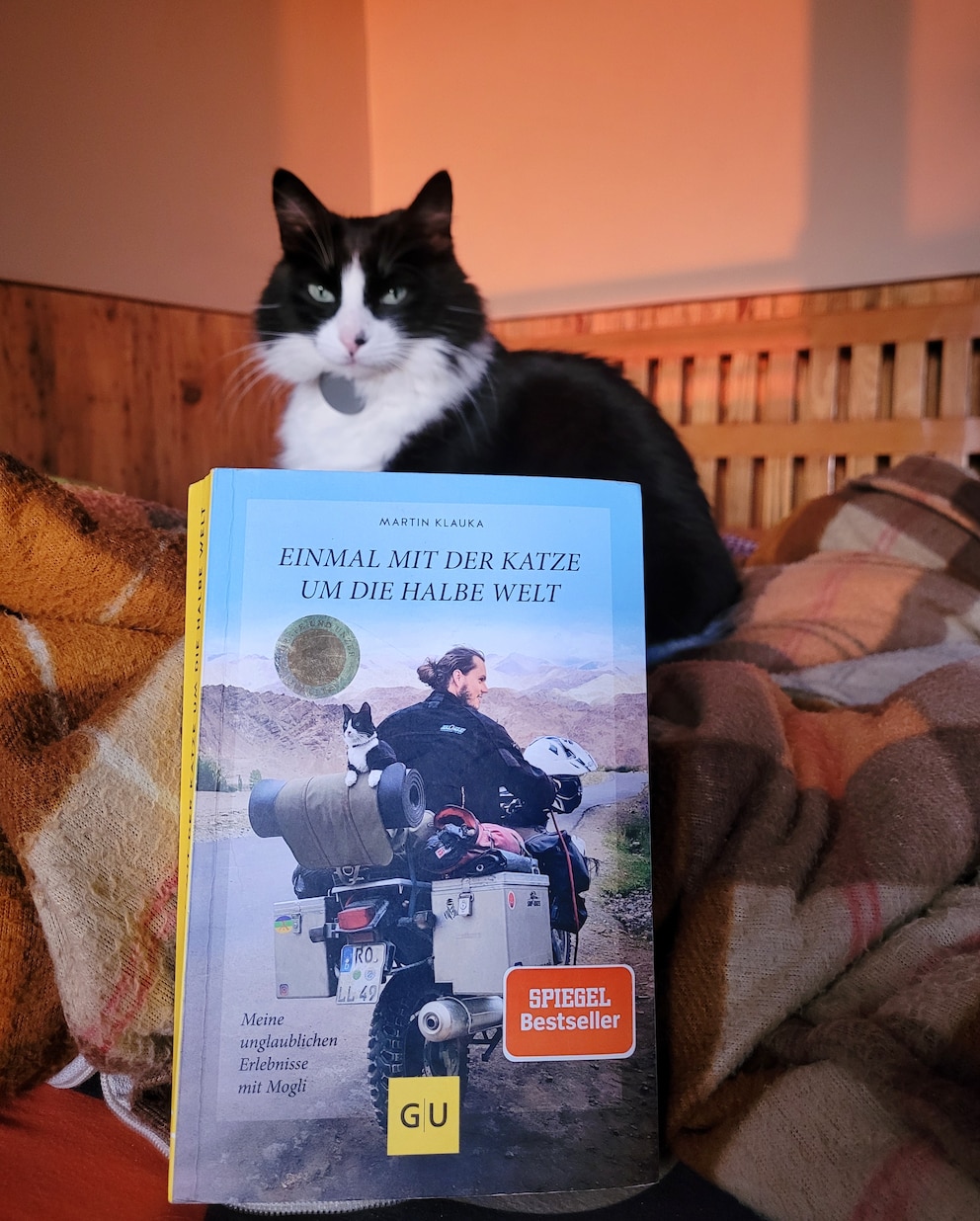 Wenn einer eine Reise tut, dann kann er was erzählen. Das trifft auch auf die Motorradweltreise von Martin Klauka und Mogli zu. In seinem Buch „Einmal mit der Katze um die halbe Welt“ schreibt er über die Abenteuer auf Reisen.