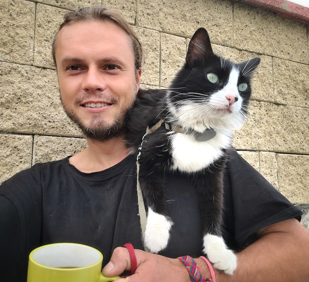 Ein eingespieltes Team: Motorrad-Fan Martin Klauka und seine Katze Mogli. 