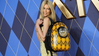 Claudia Schiffer und Kater Chip im Katzenrucksack