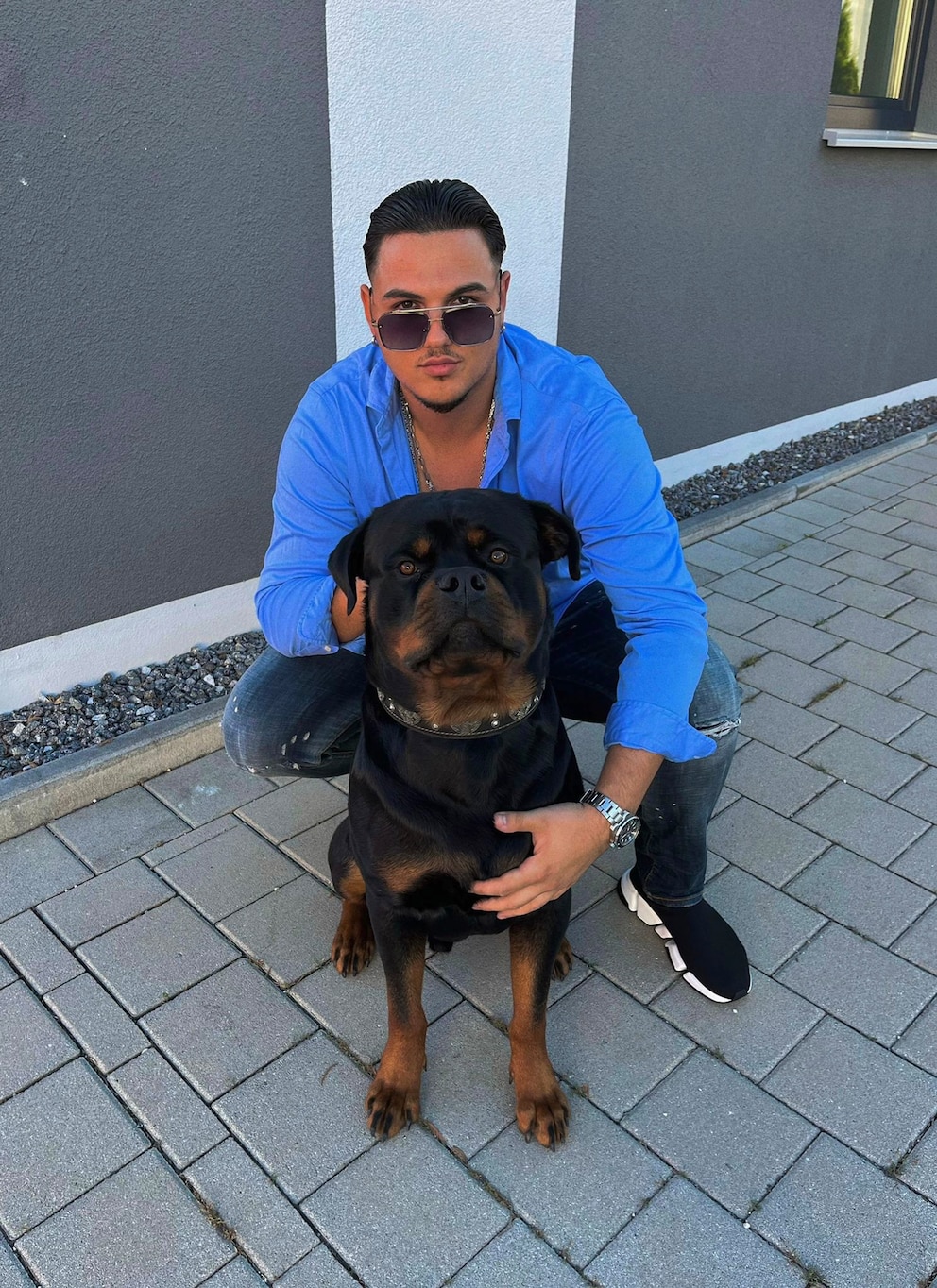 Dass Shpetim mit Rottweiler Canelo noch nie in einer Hundeschule war und auch sonst keinerlei Vorkenntnisse im Umgang mit Hunden hat, brachte dem Internetstar viel Kritik ein. 