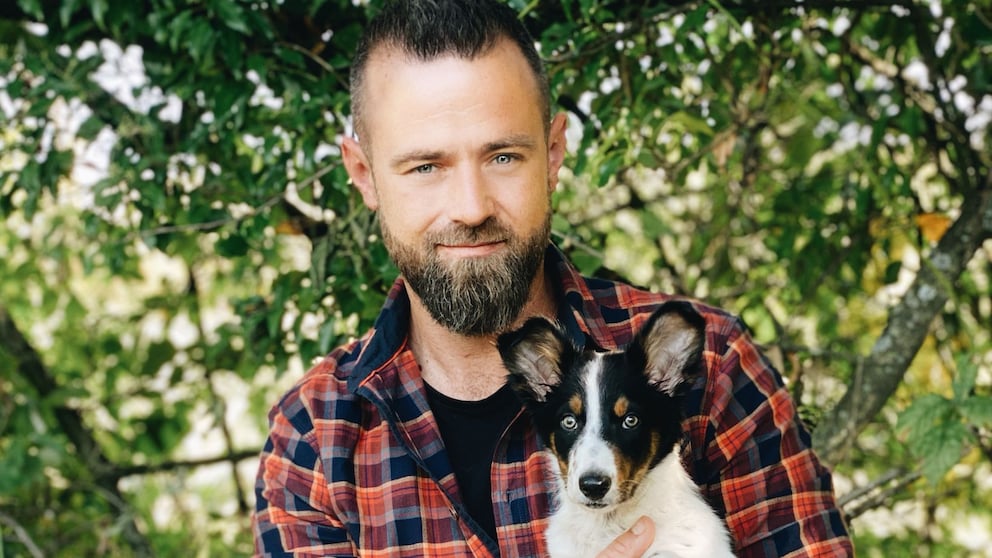 André Vogt ist seit 2005 Hundetrainer und hat 2010 sogar seine eigene Hundeschule gegründet. Vielen dürfte er durch seine Sendungen "Der Welpentrainer" und "Trouble Teenies auf 4 Pfoten" bekannt sein.
