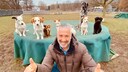 TV-Hundetrainer Andreas Ohligschl&auml;ger mit seinen Hunden im Hintergrund