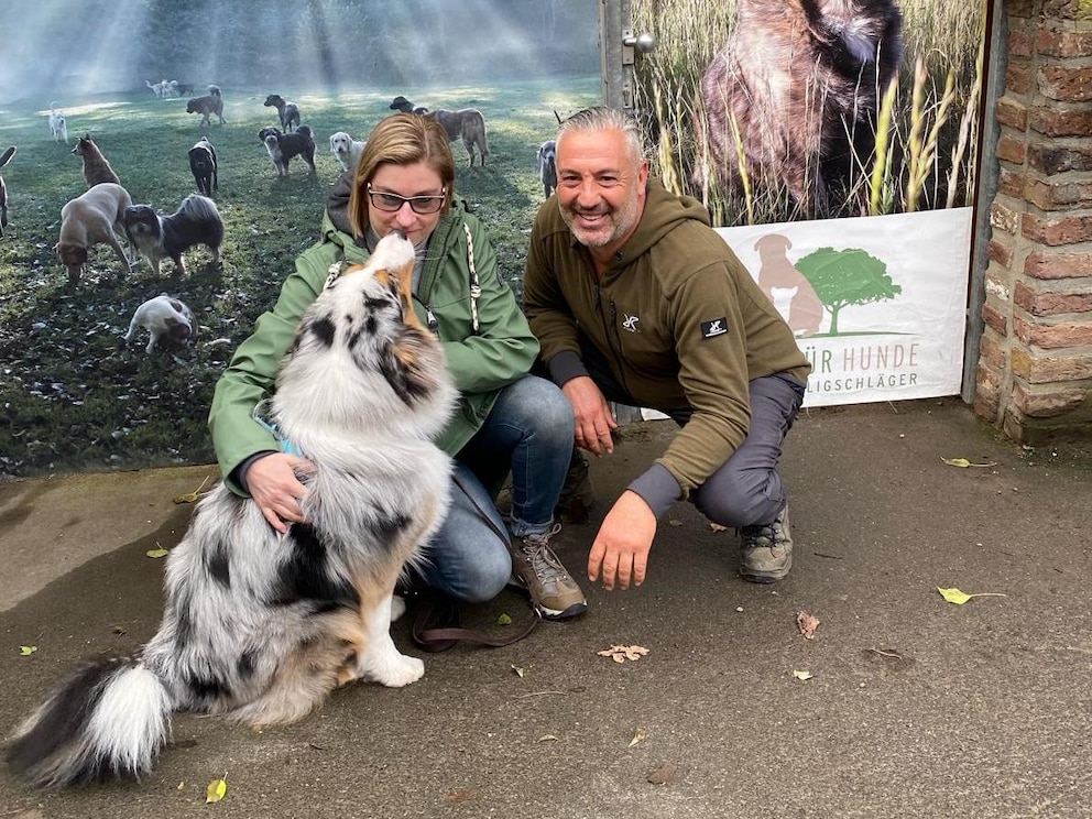 PETBOOK-Autorin Manuela Lieflaender mit Rüden Elvis und TV-Hundetrainer Andreas Ohligschläger in seinem „Revier für Hunde“