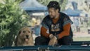 Filmhund Ukai mit Schauspieler Mark Wahlberg am Set von Arthur der Große