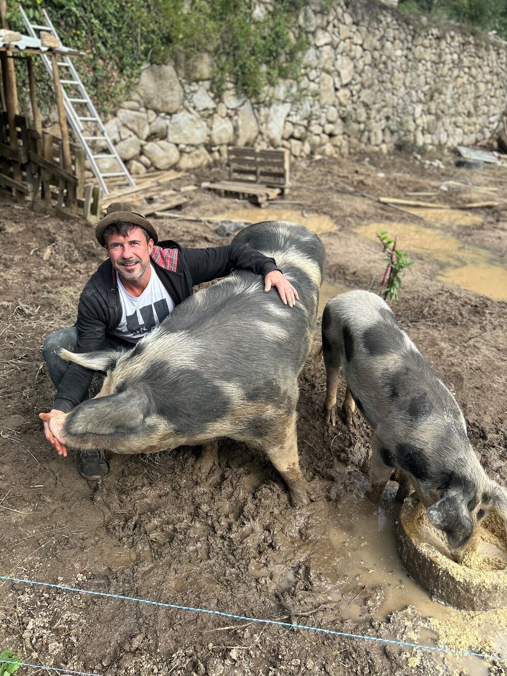 Christopher Crell mit seinen beiden Schweinen Greta und Heidi.