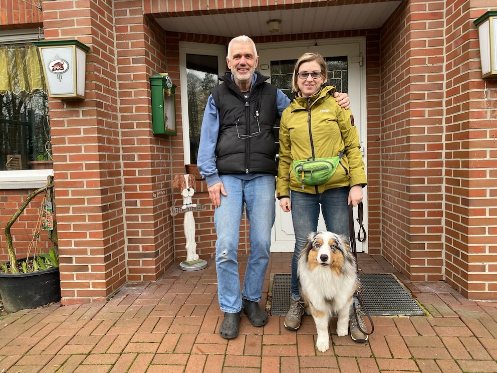 Manuela Lieflaender und Thomas Baumann vor einem Hauseingang