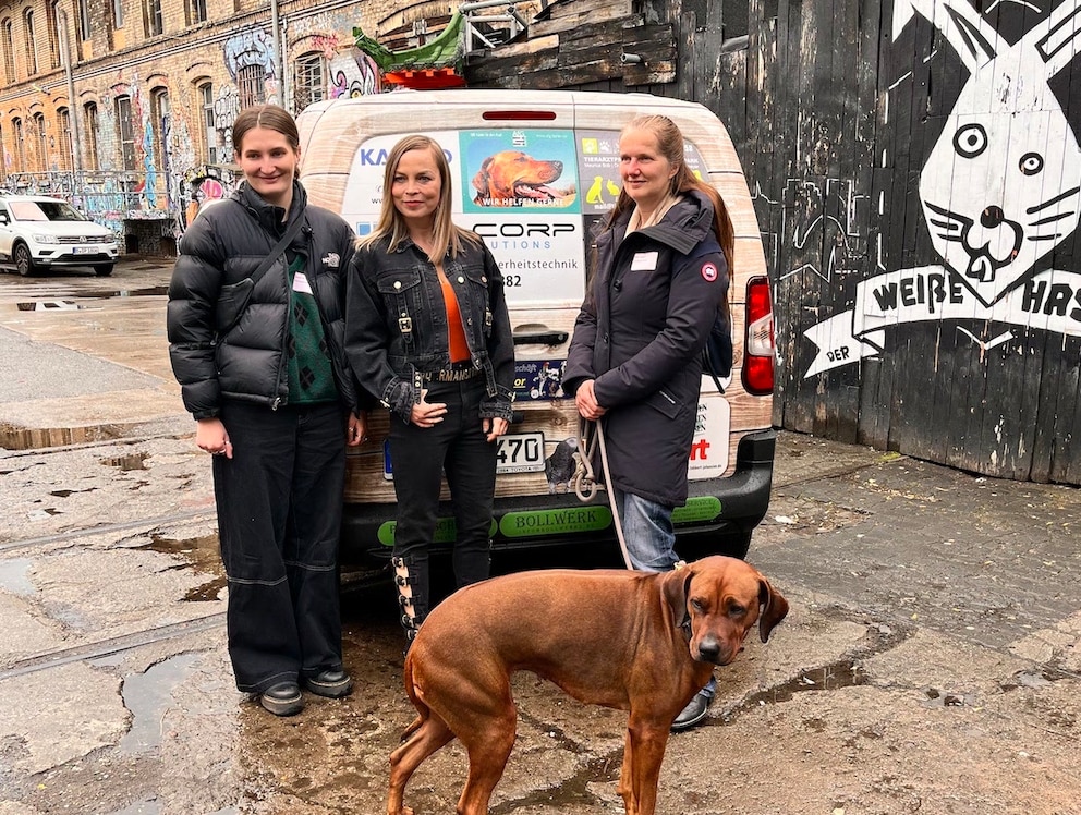 Regina Halmich und Sponsoren der Berliner Tiertafel