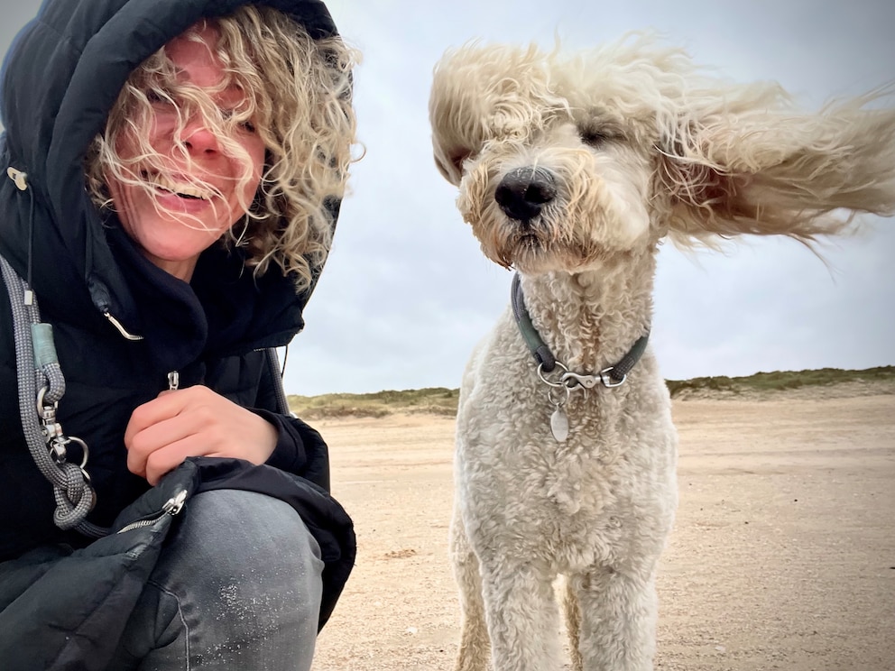 Julia Illig und ihr Doodle Woody Woodstock haben eine gute Zeit auf Sylt.