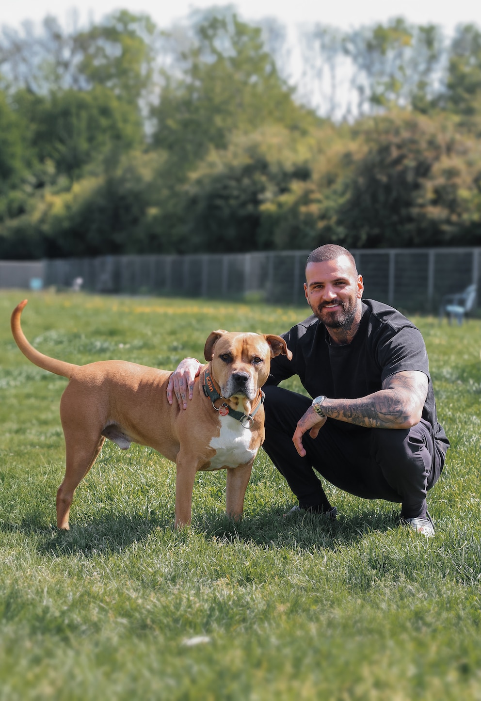 Diego Sangre mit seinem Patenhund Mickie, einem Amstaff-Mix, der ein neues Zuhause sucht. 