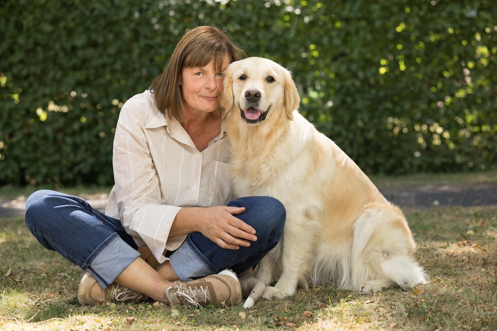 Andrea Klemencic mit ihrer Hündin Audrey. Die Golden Retriever-Dame wurde ausgebildet, um mit Menschen mit Demenz zu arbeiten.