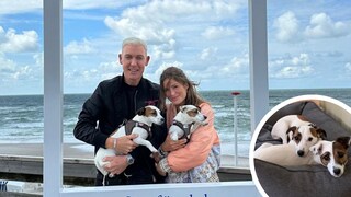 Scooer-Frontmann H.P. Baxxter posiert mit seiner Frau Sara und den gemeinsamen Hunden auf Sylt.