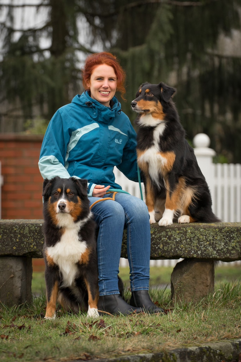 Porträt von Dominique Sophie Sewing mit zwei Hunden