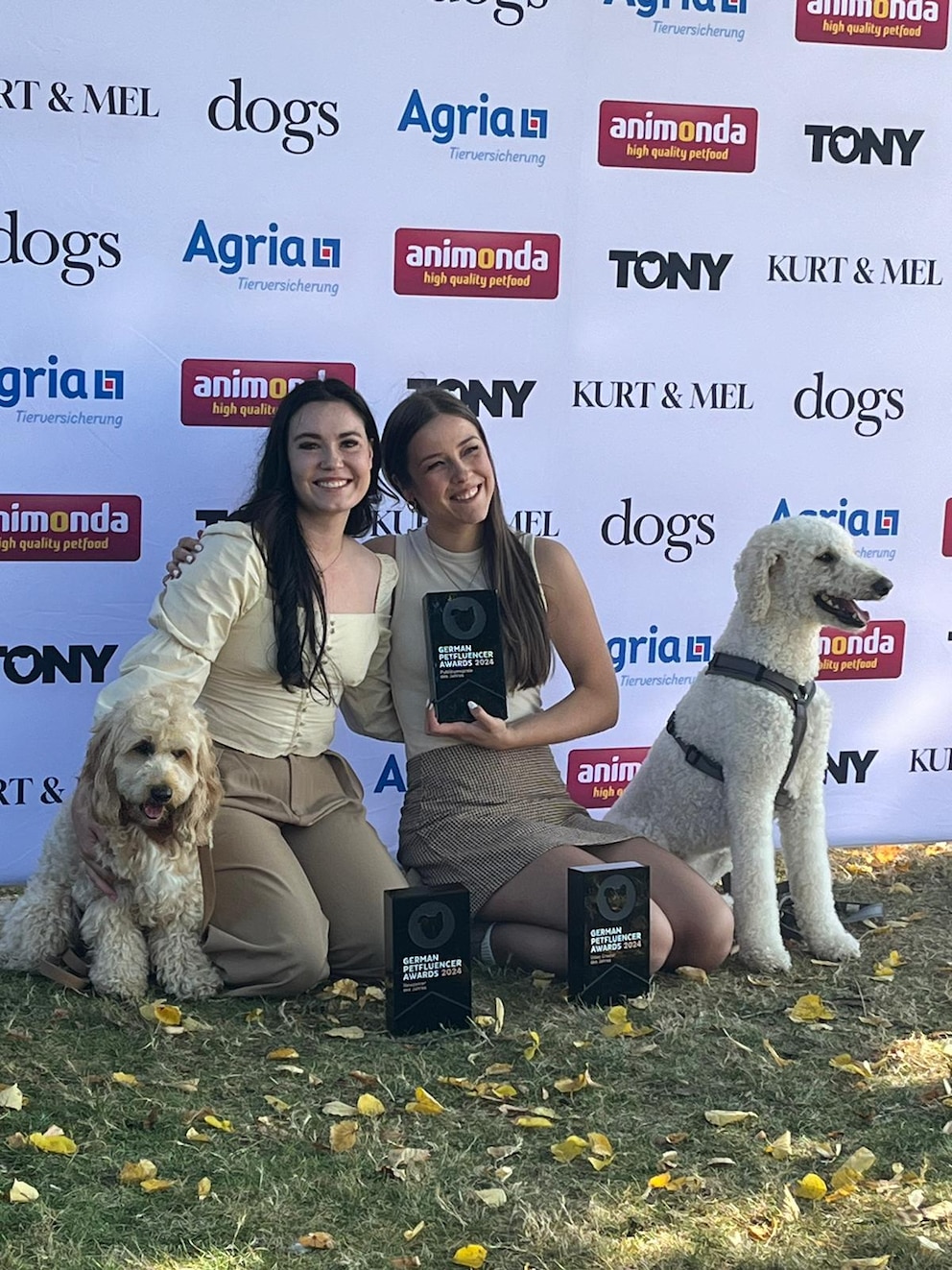 Petfluencer-Award-Gewinnerinnen unter sich. Vivi und Holly gemeinsam mit Denise, die als Newcomerin des Jahres ausgezeichnet wurde