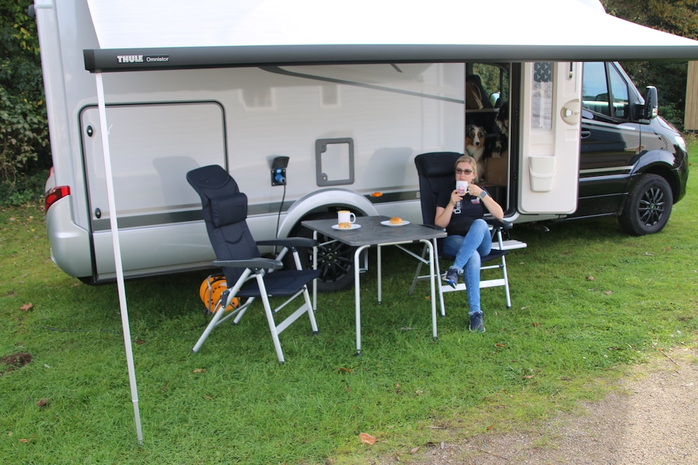 Manuela Lieflaender vor dem Wohnmobil