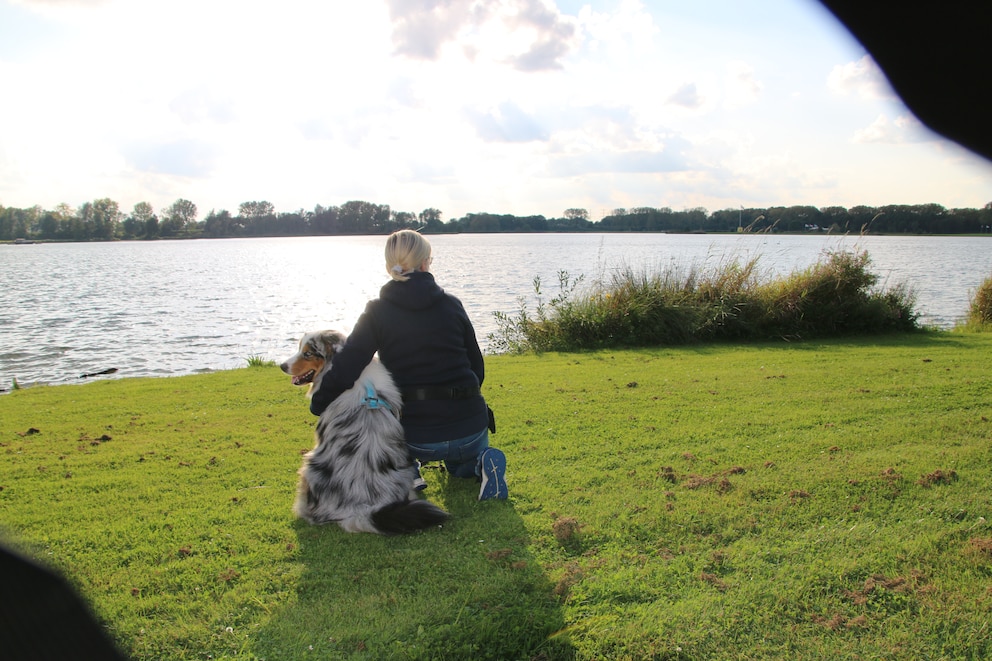 Auf Kuschelkurs: PETBOOK-Autorin Manuela Lieflaender und ihr Elvis im Urlaub in der Provinz Limburg