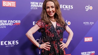 Anastasia Zampounidis kommt auf dem roten Teppich vor der Verleihung des "Bunte New Faces Award Music 2024".