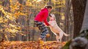 Junge Frau mit Hund im Wald