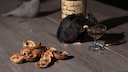 Eine Ratte schnüffelt an Wein
