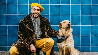 Mann und Hund im Partnerlook in Berliner U-Bahn