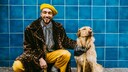 Mann und Hund im Partnerlook in Berliner U-Bahn
