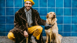 Mann und Hund im Partnerlook in Berliner U-Bahn
