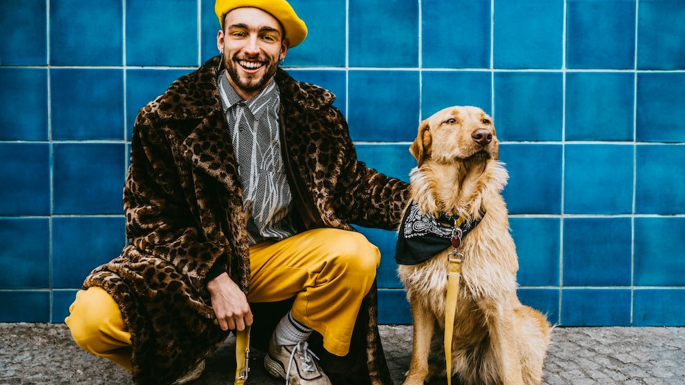 Mann und Hund im Partnerlook in Berliner U-Bahn